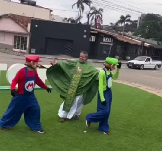 Padre Carlinhos viraliza nas redes sociais ao dançar com personagens infantis em Porto Feliz