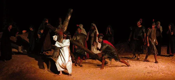 Espetáculo Paixão de Cristo atrai centenas de pessoas