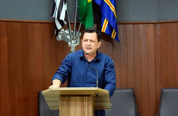 Dr. Diniz pede informações sobre fechamento da estrada rural e merenda