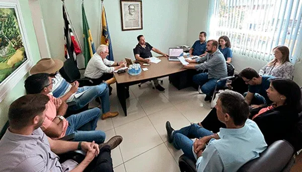 Vereadores se reúnem com Secretário de Educação para esclarecimentos sobre licitação da merenda escolar