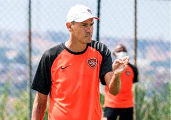 Desportivo Brasil renova com Fabio Toth