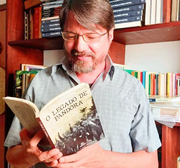 Professor Carlos Cavalheiro publica resenha em revista universitária