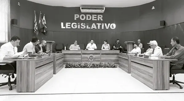 Projeto que visa permitir o reajuste dos salários de prefeito, vice, secretários e vereadores causa polêmica em sessão extraordinária