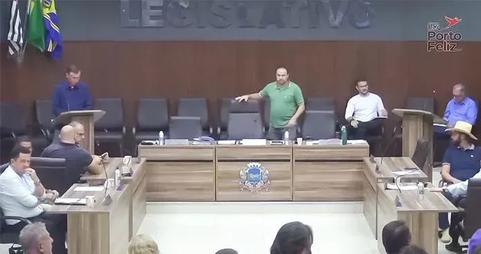 Novamente, sessão da Câmara é suspensa após protesto no plenário