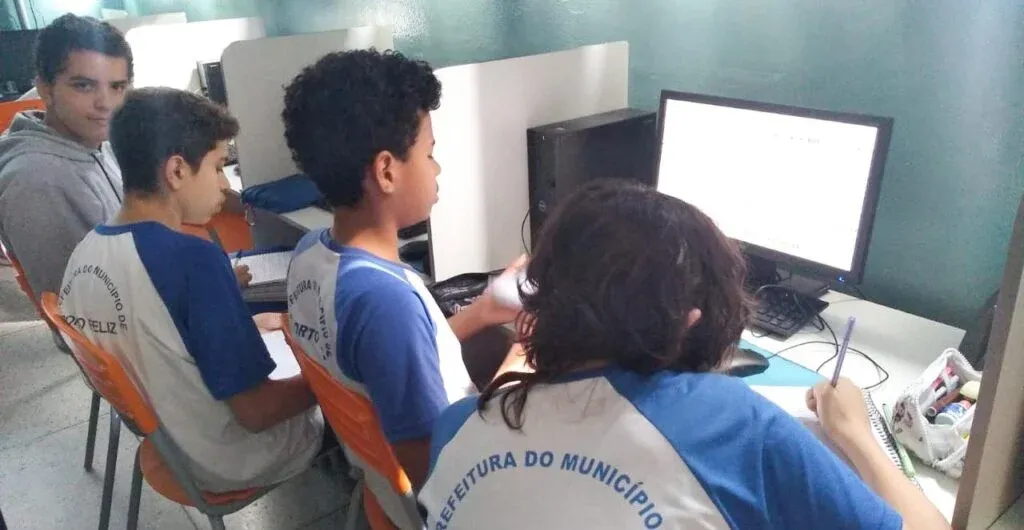 Estudantes da escola EMEF. Coronel Esmédio realizam pesquisa em “fontes primárias”