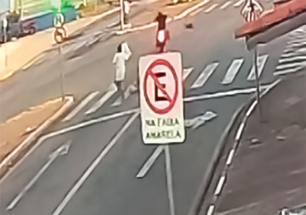 Mulher morre após ser atropelada por motociclista na Perimetral Mário Covas