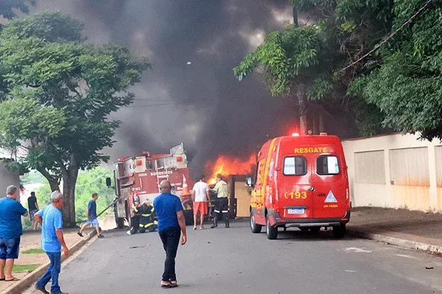 Incêndio atinge depósito de reciclagem