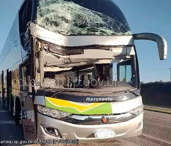 Ônibus colide com carreta na Castello Branco em Porto Feliz e deixa dois feridos leves