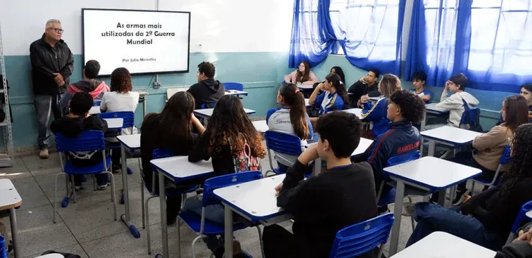 Estudantes da Emef Coronel Esmédio participam de palestra sobre armamentos da 2ª Guerra Mundial