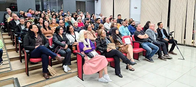 Câmara municipal aprova investigação contra vereadora e projetos em sessão dividida