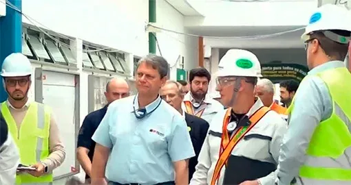 Governador Tarcísio visita fábrica da Toyota atingida por vendaval em Porto Feliz