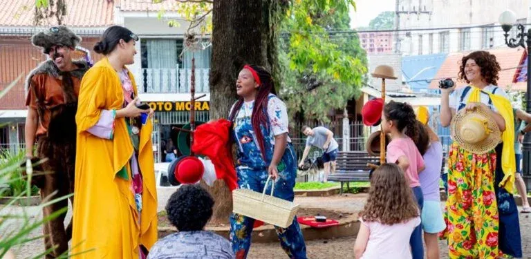 Festival de Rua transforma Porto Feliz em palco a céu aberto com teatro, música e arte