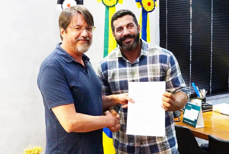 Historiador entrega pesquisa histórica para monumento do Largo da Penha