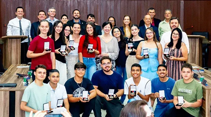 Câmara entrega Medalha Professor Nelson Moraes e homenageia estudantes destaques de 2025