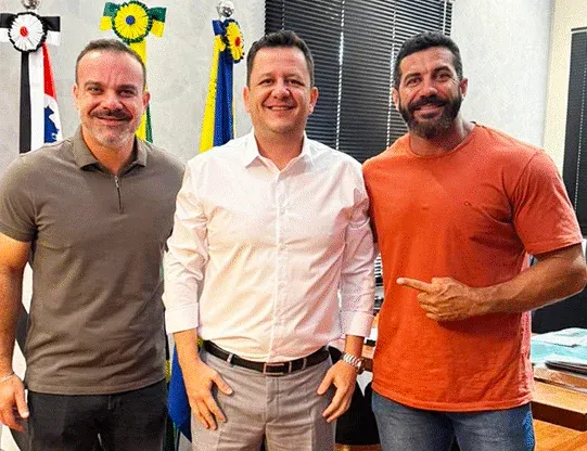 Vereador Dr. Diniz discute com prefeito regulamentação de lei para retirada de fios soltos dos postes
