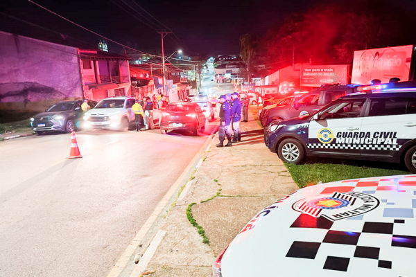 Operações integradas abordam mais de 100 motoristas e intensificam combate a irregularidades no trânsito